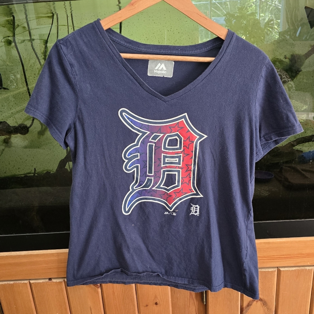 🧡 B2G1 GUC women's v-neck shirt short sleeve